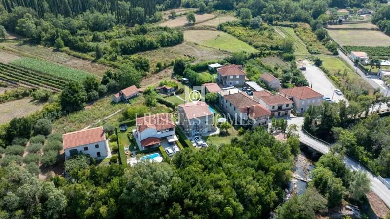 Prodaja obiteljske kuća sa 4 jedinice i građevinskim zemljištem u Konavlima