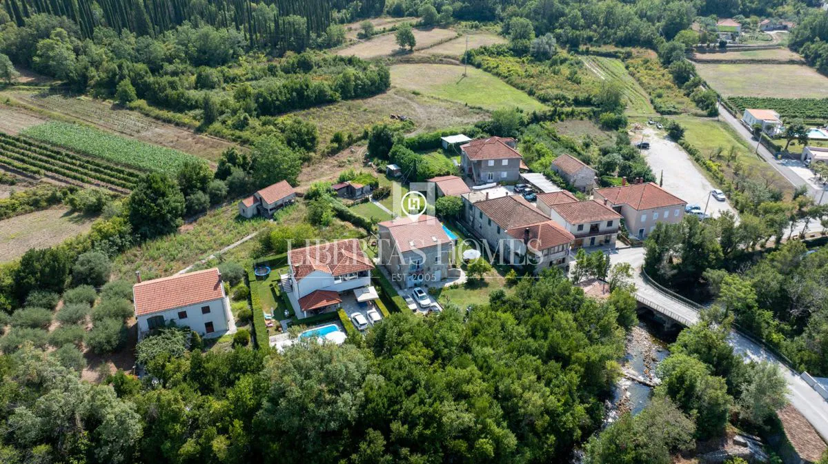 Prodaja obiteljske kuća sa 4 jedinice i građevinskim zemljištem u Konavlima