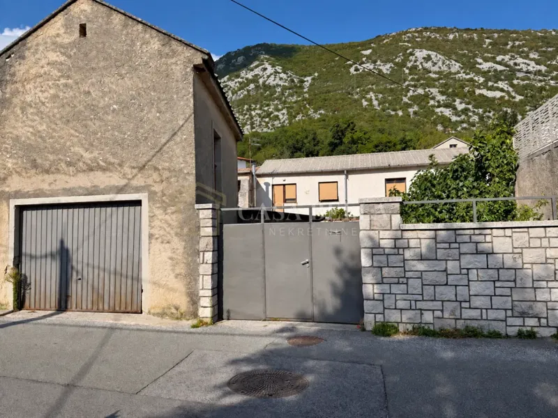 Crikveničko zaleđe, Drivenik - kamena kuća s okućnicom