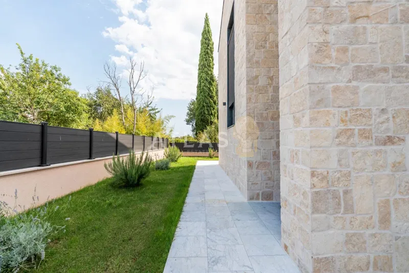 Poreč, przedmieścia | Willa z basenem przy ślepej uliczce – 3