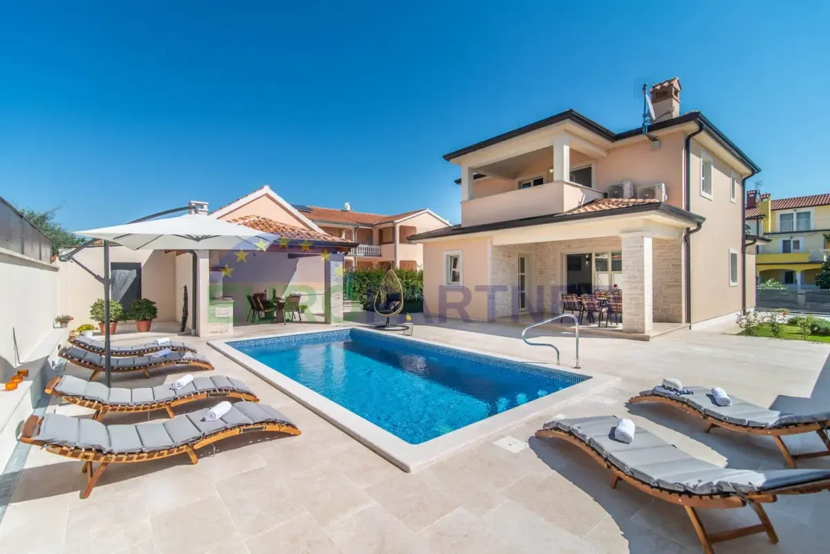 POREČ – OKOLICA , Elegantna obiteljska kuća s bazenom, 2,5 km od mora