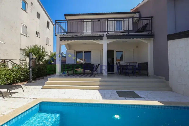 Moderne Doppelhaushälfte mit Pool, 5 km von Poreč entfernt