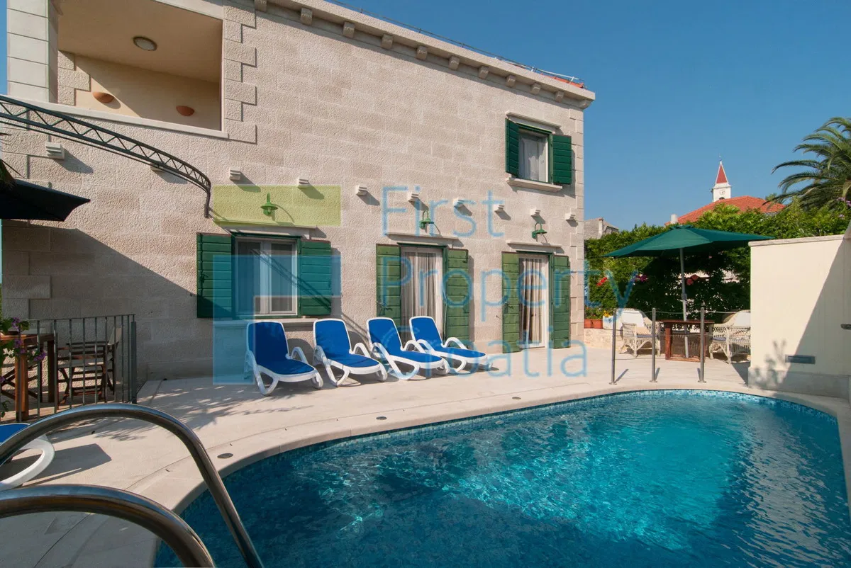 BR1775 - Samostojeća vila s grijanim bazenom i saunom – Brač