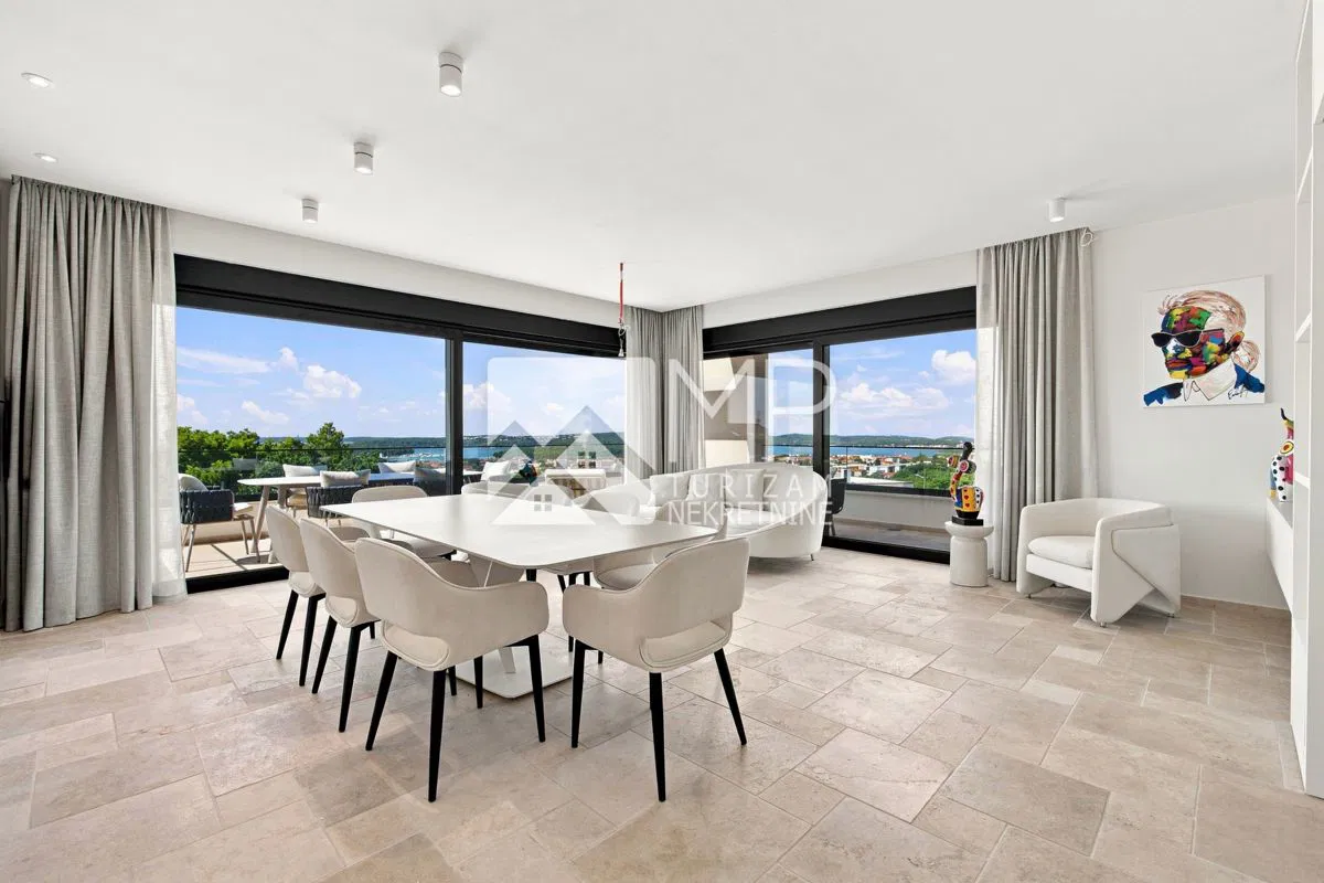 LUKSUZAN PENTHOUSE NA 2. KATU S KROVNOM TERASOM I PANORAMSKIM POGLEDOM NA MORE – VRČEVAN, MEDULIN
