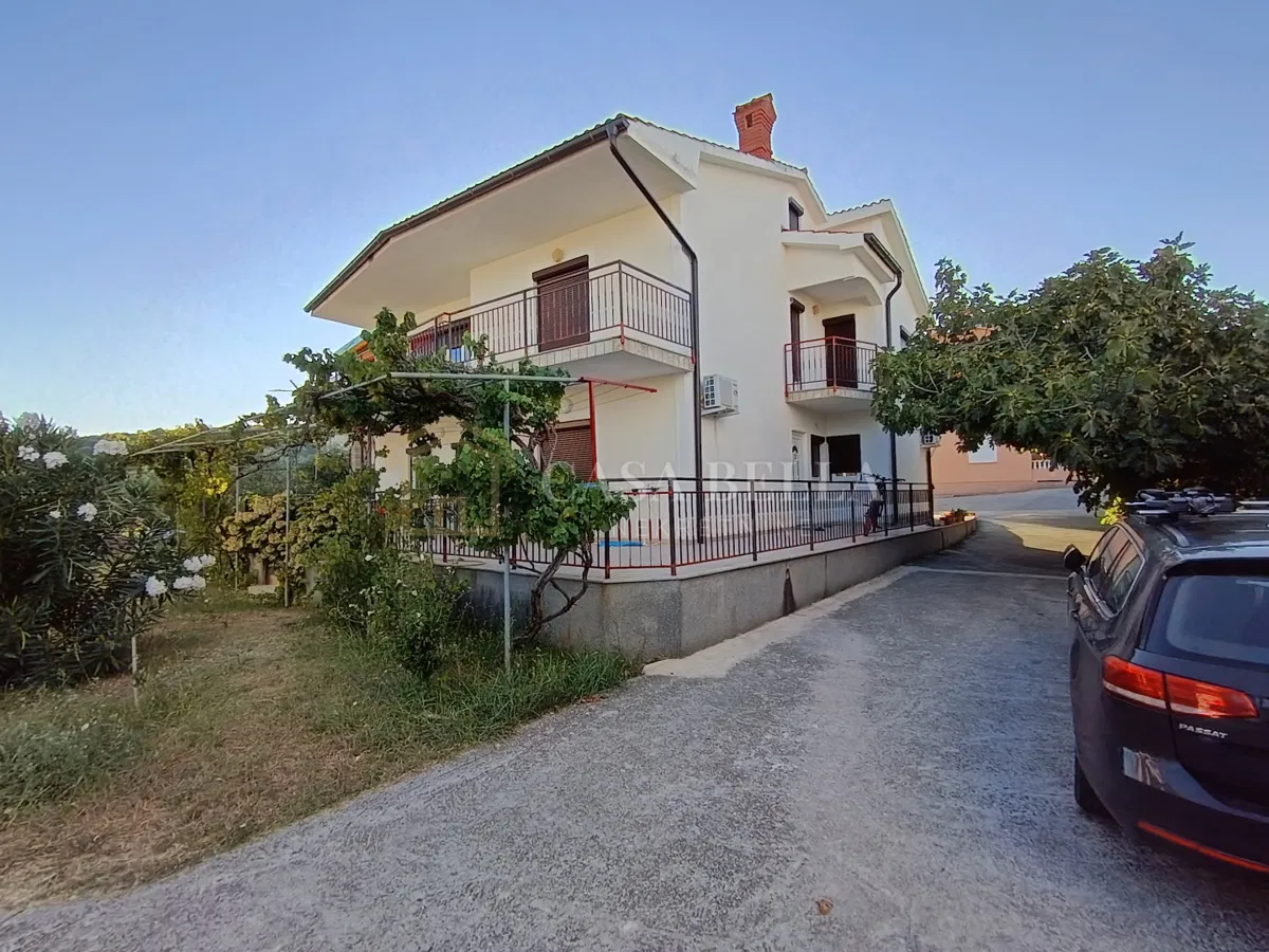 Kuća sa 4 apartmana u atraktivnom Loparu na Rabu