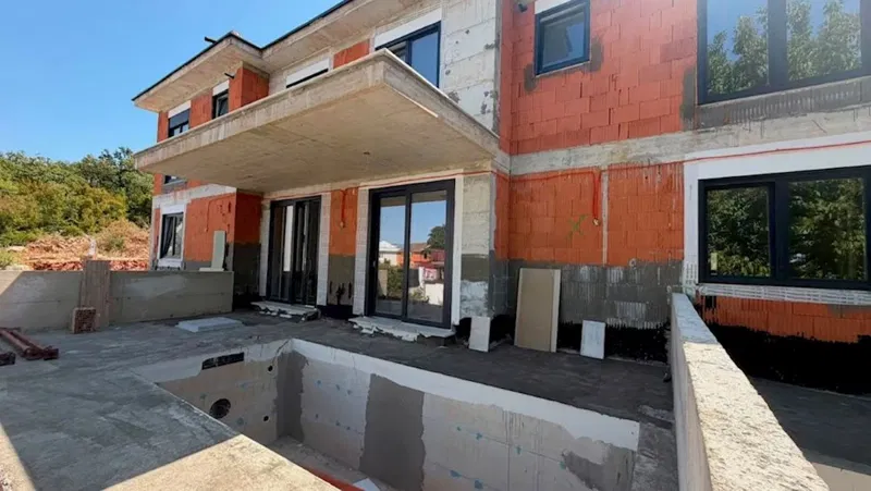 NJIVICE! Maisonette-Dreizimmerwohnung mit Garten und Pool! Ruhige Lage!