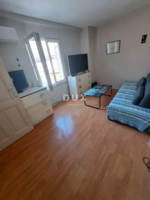Pula, központ, kétszobás apartman, 35 m2, 50 m-re az Arénától – 2