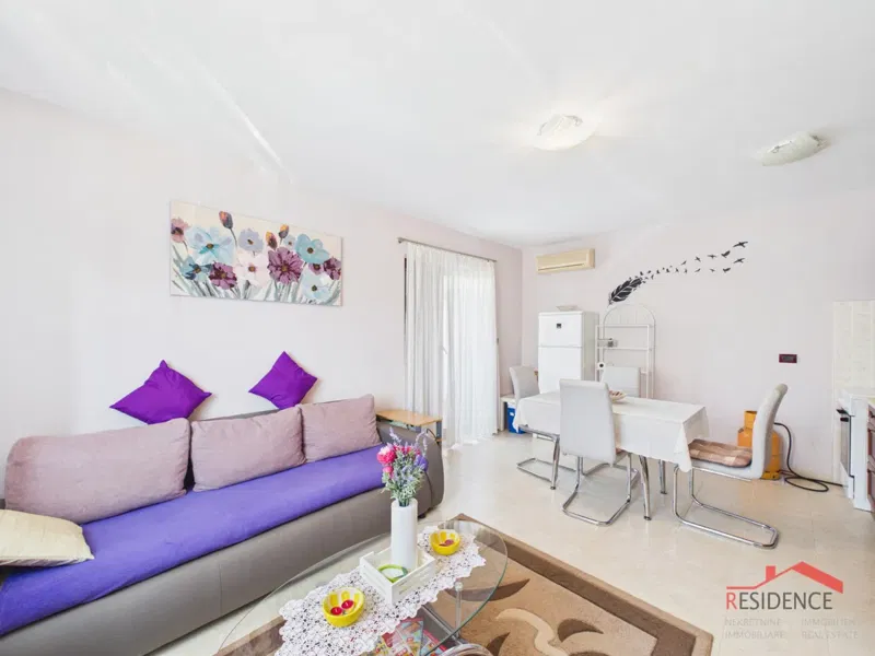 Ekskluzivna prodaja – Valbandon, stan 46 m² u prizemlju s vlastitim ulazom i parkingom, 800 m od mora