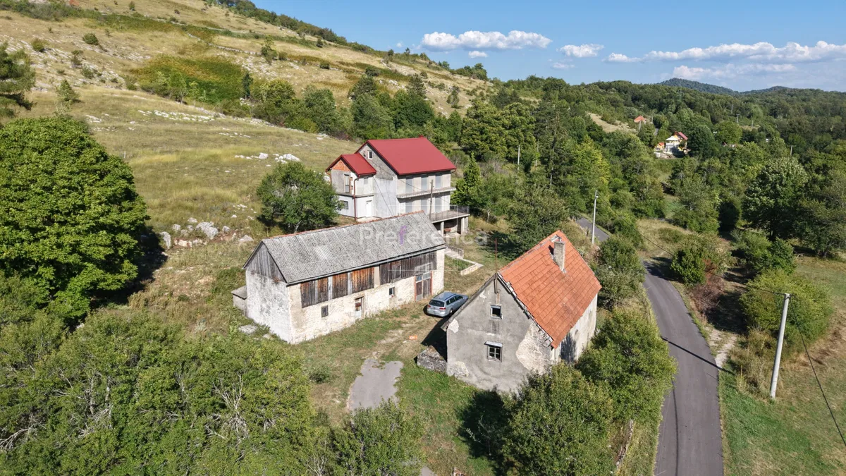 MELNICE – imanje sa dvije kuće i gosp. objektom na 12.133 m² zemljišta