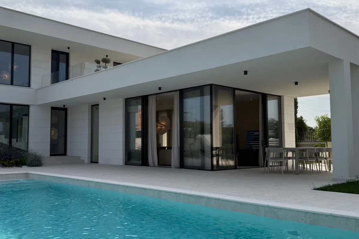 Villa moderna con piscina vicino al mare