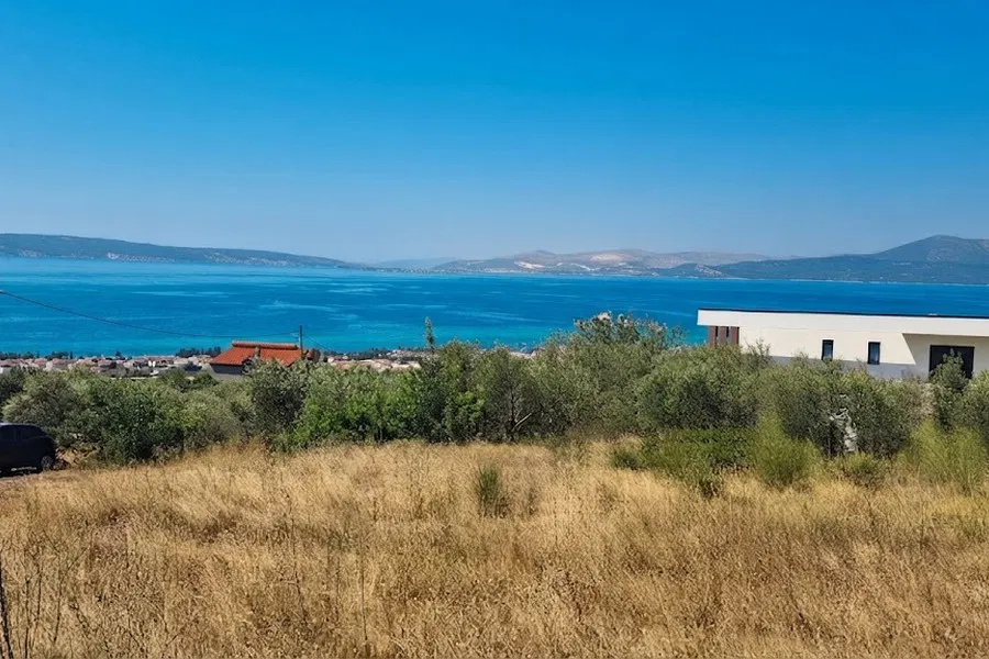 Građevinsko zemljište s građevinskom dozvolom i otvorenim pogledom na more
