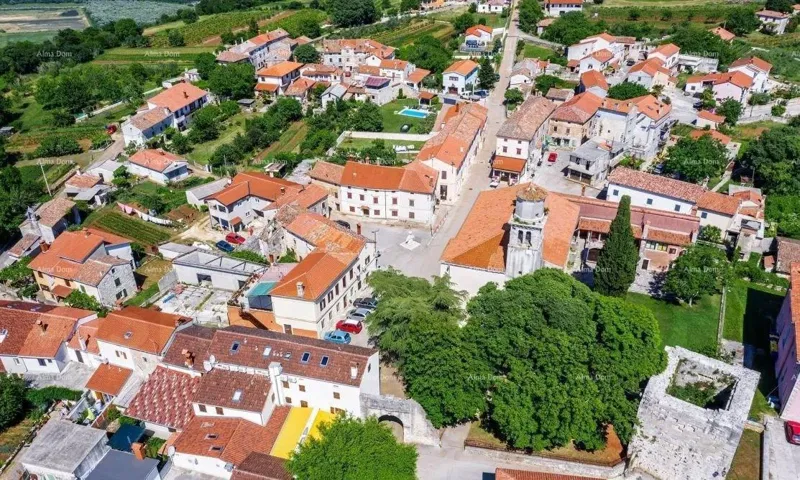 Zu verkaufen: altes Steinhaus mit Grundstück in Barban – ideal für ein Ferienhaus.