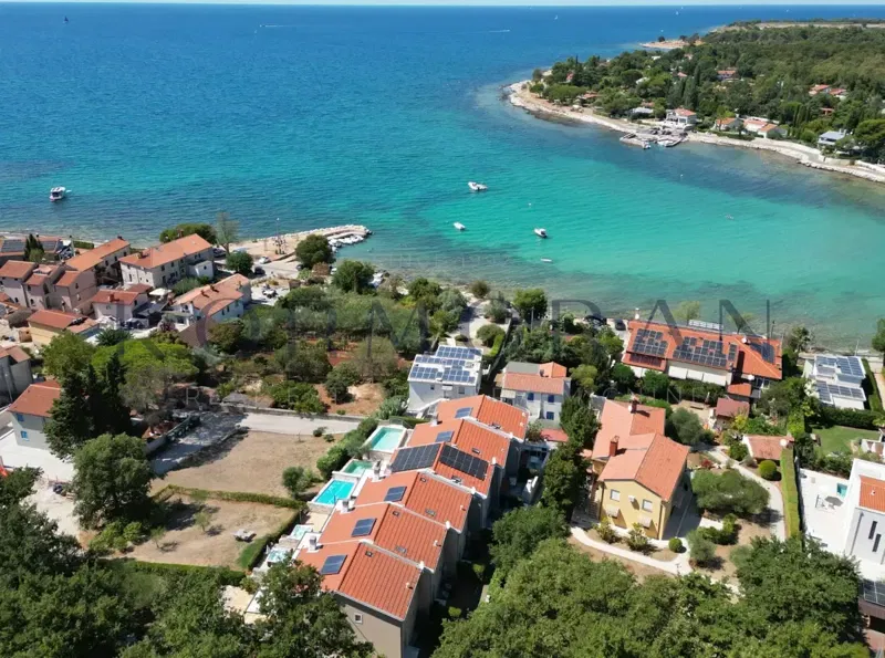 Kuća s bazenom i garažom blizu Umaga