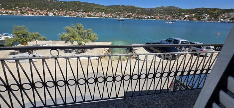 Marina,Vinišće,dvije kamene kuće 353 m2 ,prvi red uz more!!!