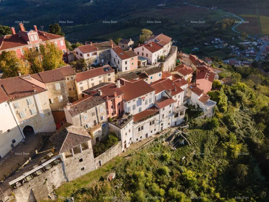 MOTOVUN – EIGENSTÄNDIGES STEINHAUS IM HISTORISCHEN ZENTRUM MIT EINEM 50 m² GARTEN