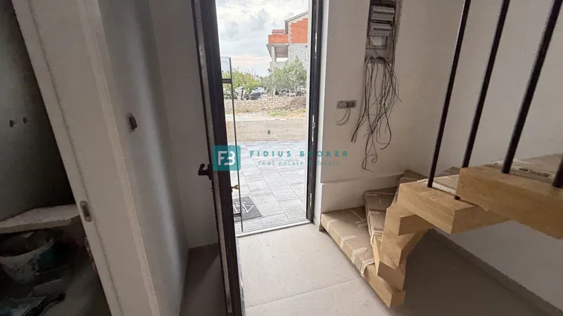 VODICE - SRIMA, novo, moderna samostojeća kuća, 250 m do plaže, bazen, vrt, spremište – 2