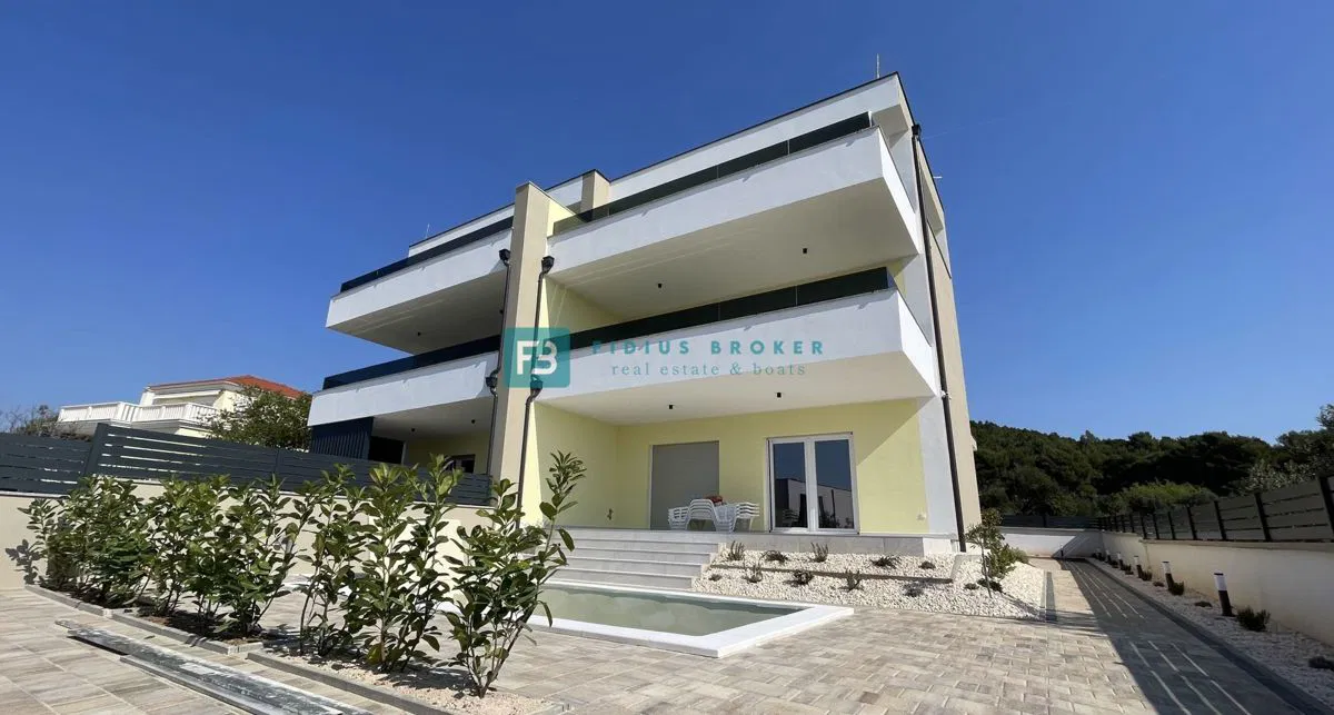 TRIBUNJ, nova, dvojček, panoramski pogled na morje, bazen