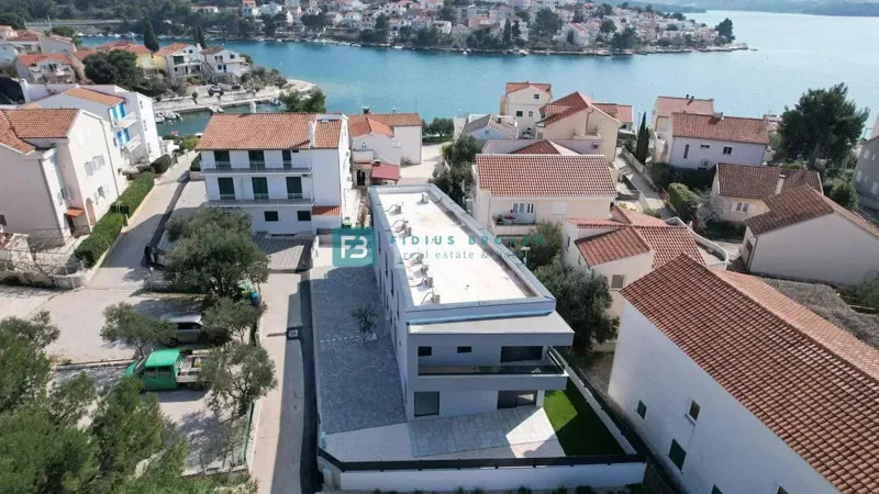 ŽABORIĆ - ŠIBENIK, novo, moderna dvojna kuća, 70 m od mora, vrt 115 m2