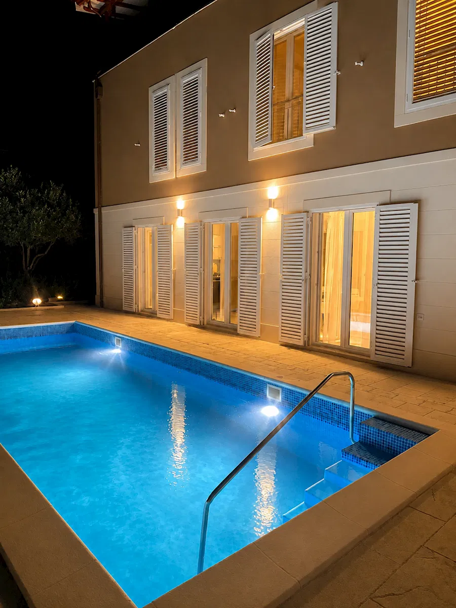 BRAČ – SPLITSKA | Modern villa medencével és panorámás tengerre néző kilátással