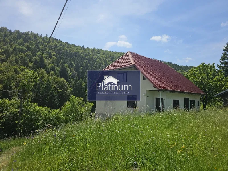 Čabar,Kozji vrh kuća okružena zelenilom