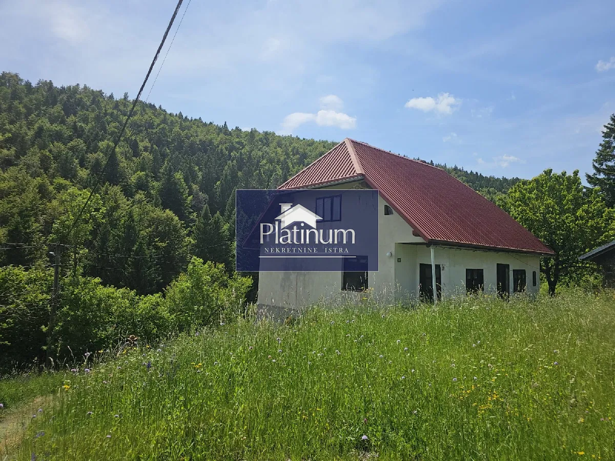 Čabar,Kozji vrh kuća okružena zelenilom