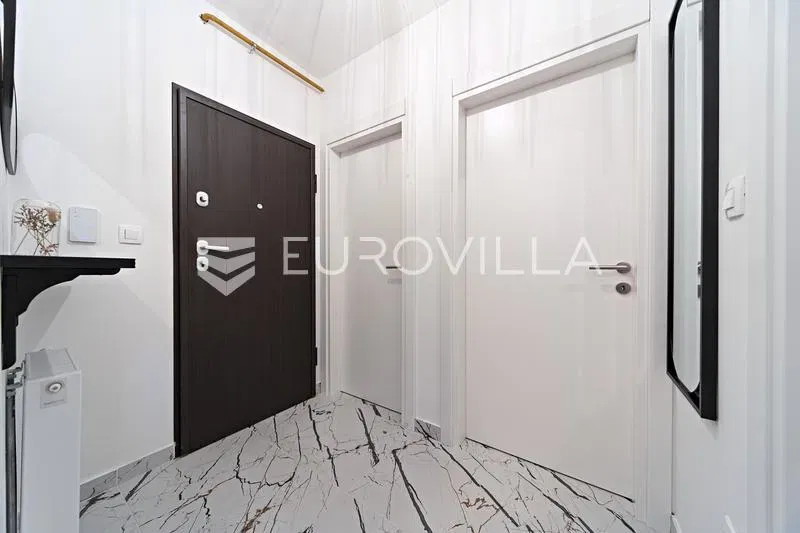 Osijek, City Center, first rental of a one-bedroom apartment with a parking space, 46 m² – 2