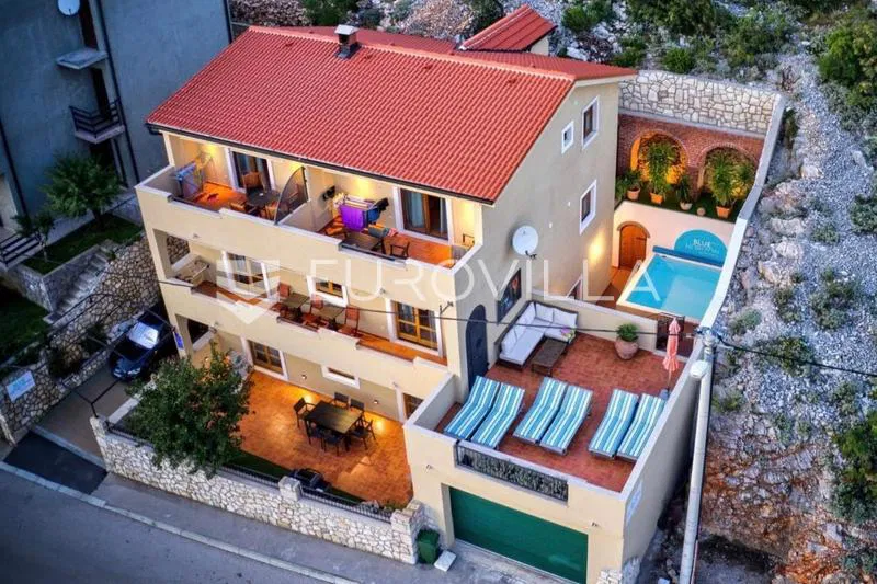 Senj, kuća s četiri apartmana i bazenom, 346 m²