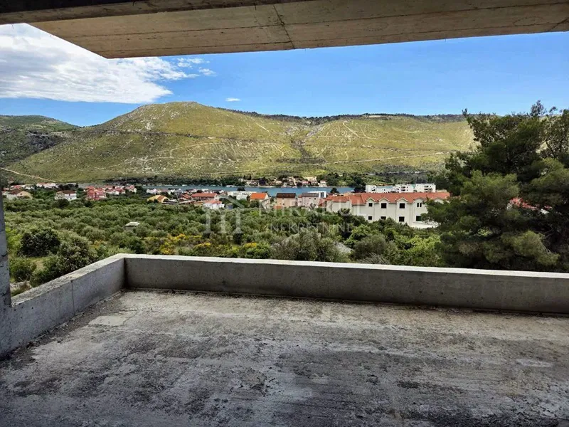 Nekretnine Grebaštica, Vila u rohbau fazi s pogledom na more