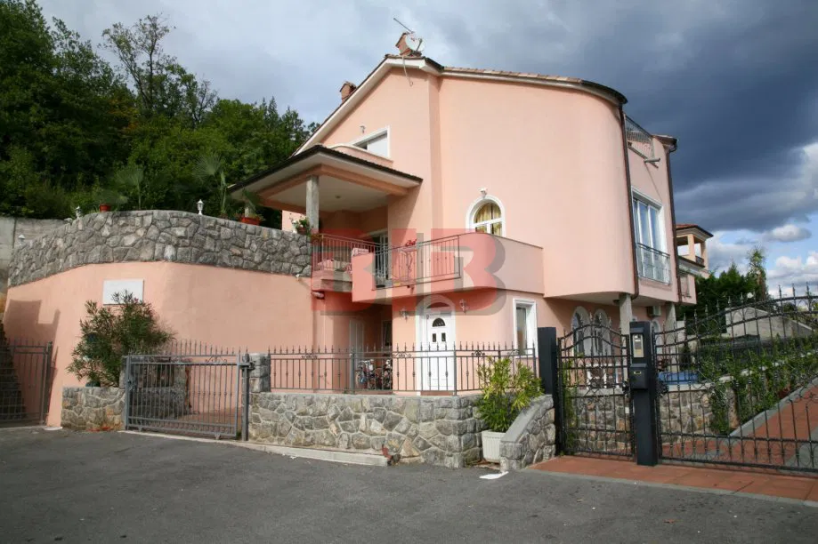 SNIŽENO!!! OPATIJA-IČIĆI,KUĆA SA 6 APARTMANA,200 METARA DO MORA