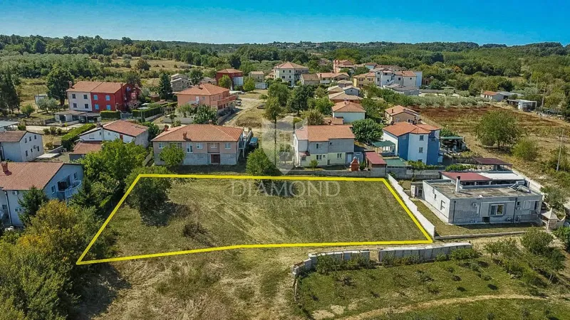 Umag e dintorni: ampio terreno di 1.300 m2 ai margini del paese!