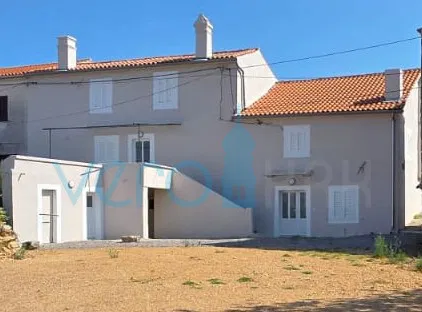 Otok Krk, grad Krk, šira okolica, renovirana kamena kuća u nizu s okućnicom, pogled na more, prodaja