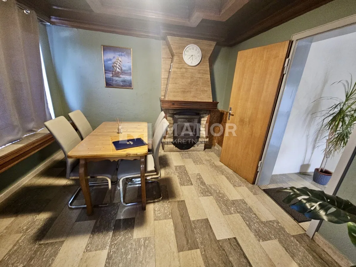 KRALJEVICA - Dvojna kuća s 2 stana i pogledom na Kvarner, i zemljište površine  800 m2