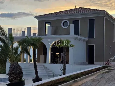 Isztria - Buje, villa kaszinóval, mozival és borospincével