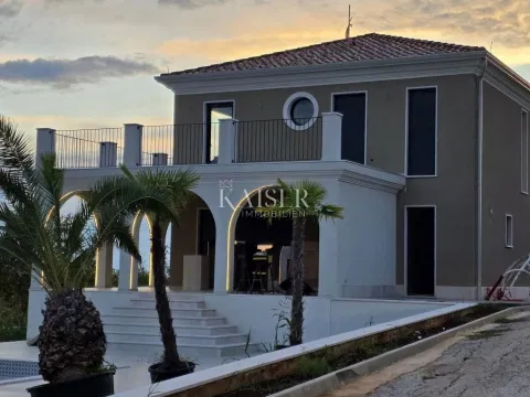 Isztria - Buje, villa kaszinóval, mozival és borospincével