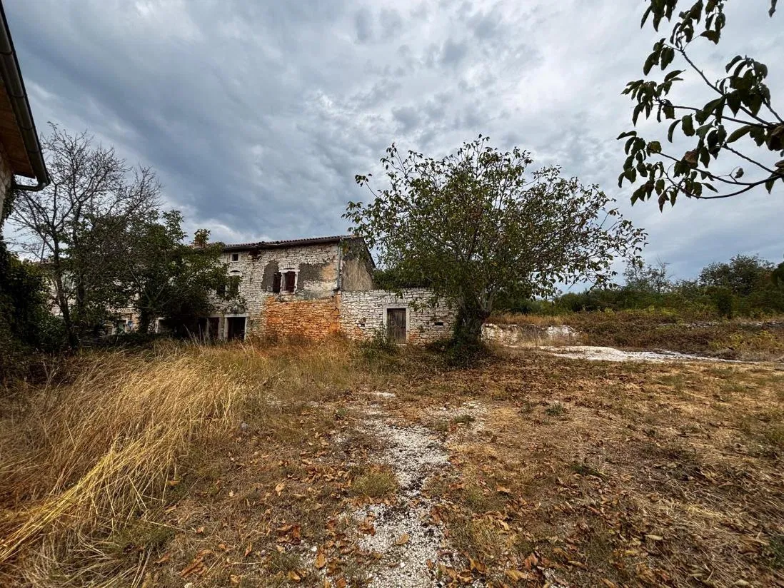 SVETI LOVREČ, ZEMLJIŠTE S ISHODOVANIM AKTOM ZA GRADNJU I PLAĆENIM DOPRINOSIMA, PRILIKA!