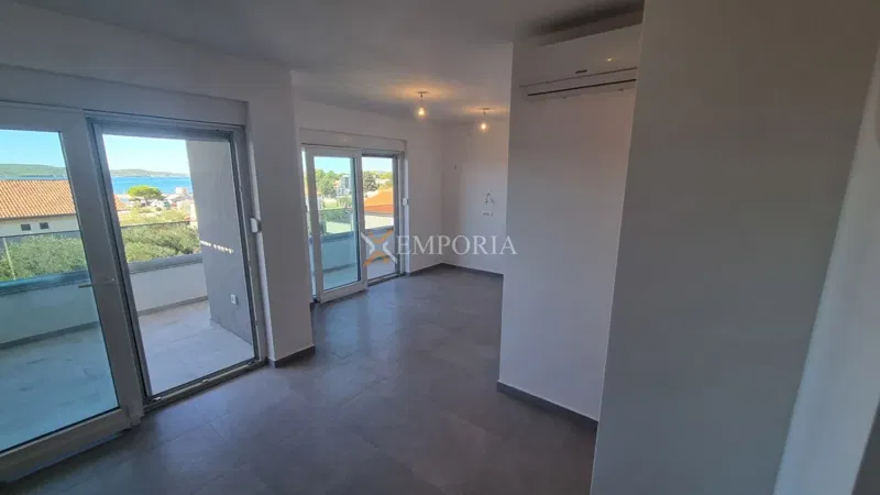 Sukošan – penthouse s krovnom terasom, 100 m od mora