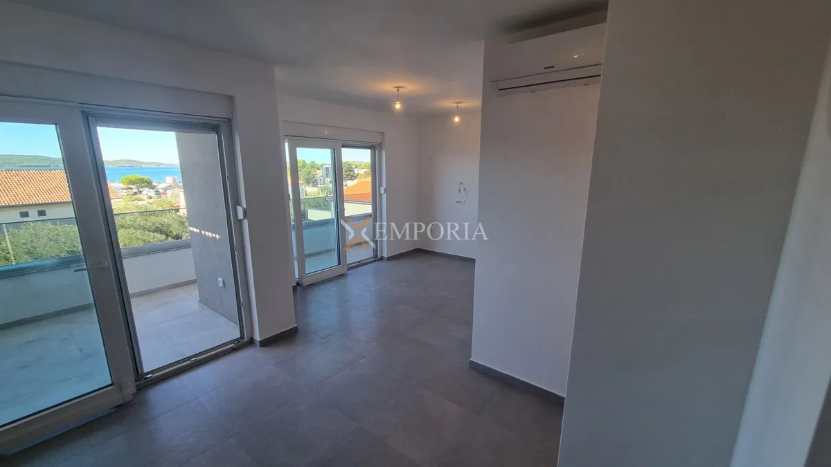 Sukošan – penthouse s krovnom terasom, 100 m od mora