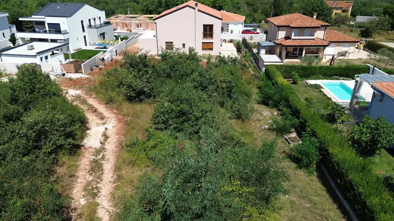 UMAGO – Terreno edificabile di 880 m² con permesso di costruire per 3 unità abitative