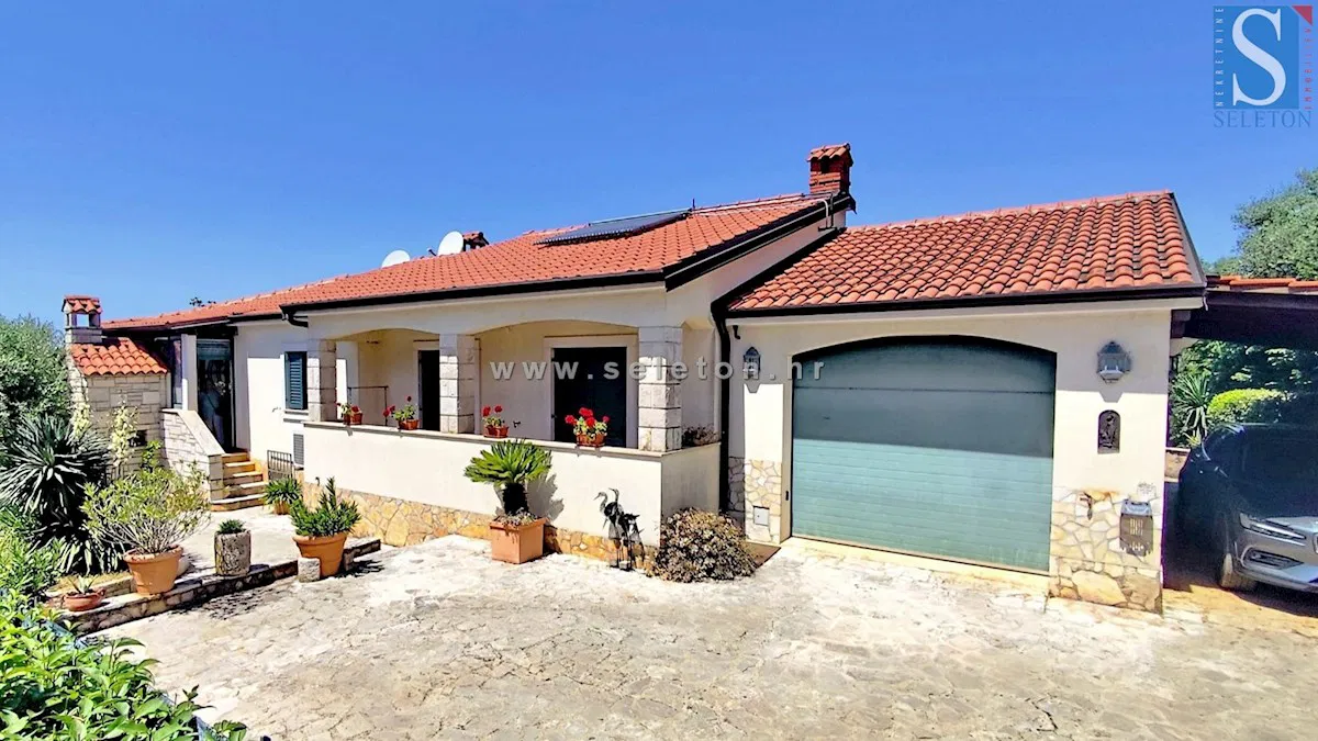 Istra, Poreč, samostojeća prizemnica površine 153 m2 s bazenom i garažom