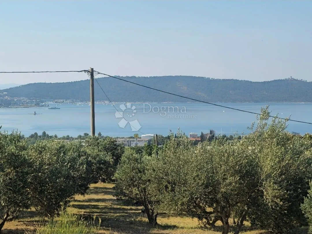 Poljoprivredno zemljište 795 m² s panoramskim pogledom na more – Kaštel Sućurac | Odlična investicija