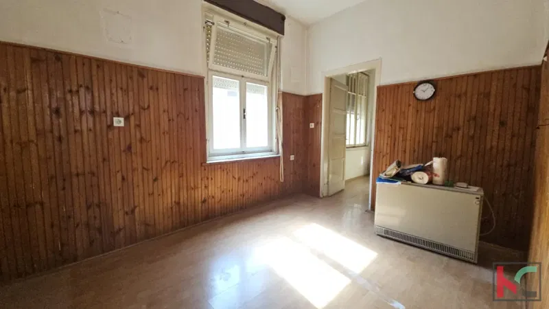 PULA, CENTAR, STAN ZA RENOVACIJU SA VRTOM I OSTAVOM, 2SS+DB #PRODAJA
