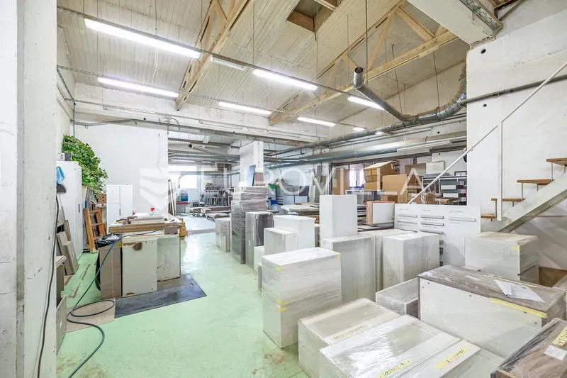 Velika Gorica, uredsko skladišno proizvodna hala 1600 m² na parceli 3580 m²