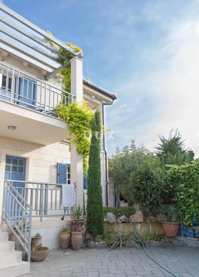 Dalmatien, Insel Murter, Doppelhaushälfte aus Stein, 148 m², Swimmingpool