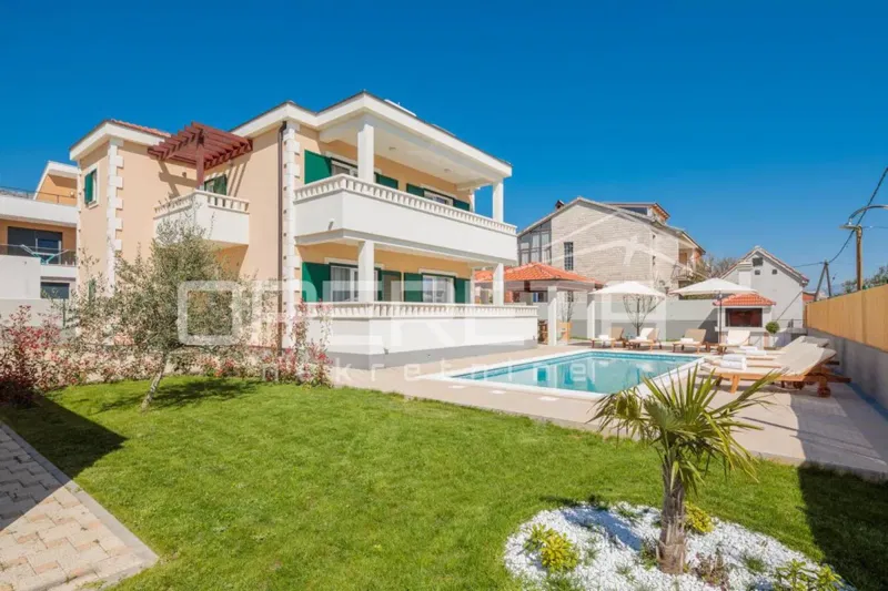 Kaštel Novi – Prostrana obiteljska vila s privatnim vrtom, teretanom, dječjim sadržajima i pogledom na more