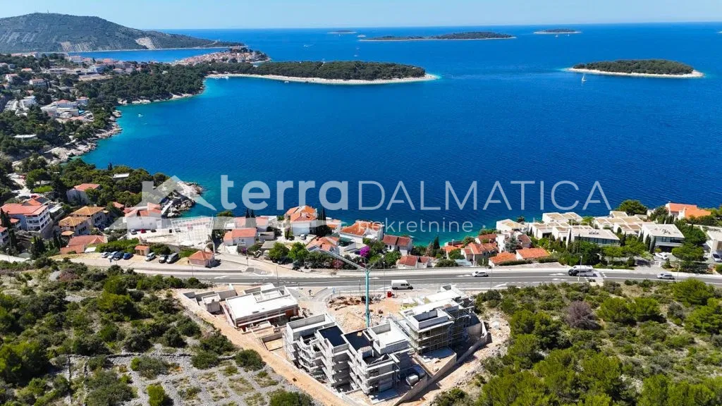 Novogradnja u Primoštenu s prostranim vrtom i bazenom