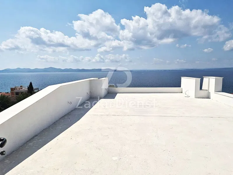 Penthouse sa krovnom terasom i otvorenim pogledom na more