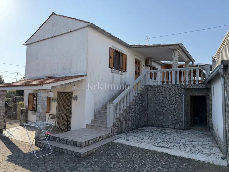 Renovirana kamena kuća na otoku Krku s pogledom na more