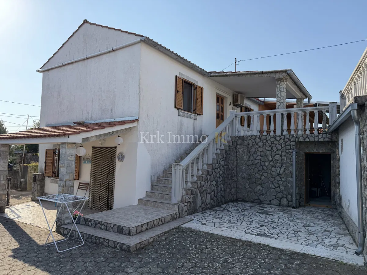 Renoviertes Steinhaus auf der Insel Krk mit Meerblick