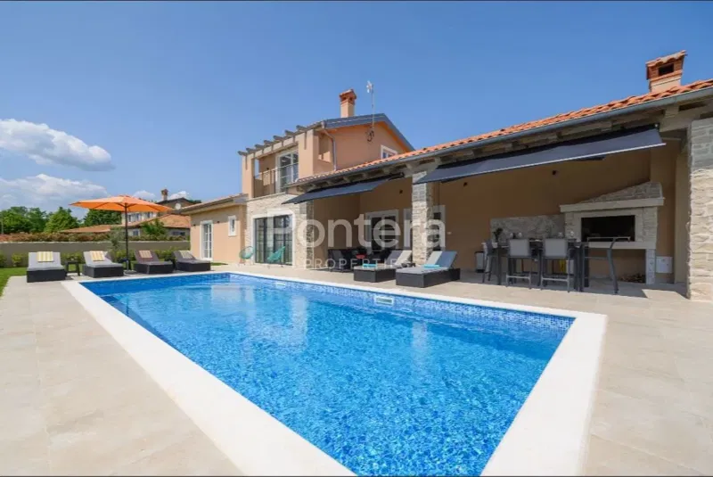 ISTRA, KANFANAR Istarska elegancija – moderna vila s bazenom blizu Rovinja