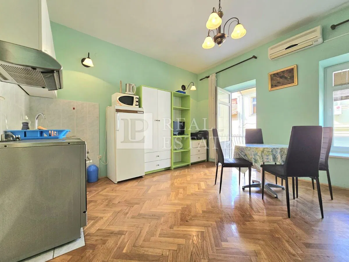 CRIKVENICA – Ferienwohnung mit Balkon und Loggia in fantastischer Lage, 100 Meter vom Meer entfernt